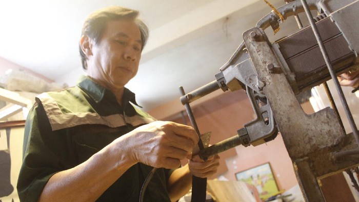 Maraknya kasus pemerkosaan yang terjadi belakangan ini mengingatkan kembali akan 'korset anti perkosaan' yang dibuat inovator asal Bandung. Korset yang sempat beken itu dapat melindungi bagian sensitif wanita, Rabu, (15/12/2021).