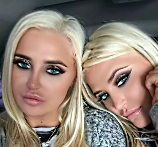 Terlebih lagi saat itu keduanya masih remaja. Kristina dan Karissa berada di Playboy Mansion pada 2008 ketika usia mereka masih 18 tahun. Foto: dok. Instagram