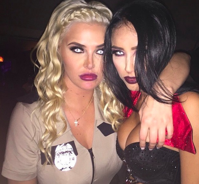 Keduanya bahkan melakukan hubungan seks bertiga bersama Hugh Hefner. Si kembar mengaku merasa begitu tertekan melakukannya. “Kami berdua berhubungan seks dengannya pada saat bersamaan. Jika tidak, kami tidak akan diizinkan untuk tinggal,” ungkap si kembar. Foto: dok. Instagram