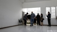 Momen haru pun terlihat saat ia mengangkat jenazah Laura Anna. Pool/Noel/detikFoto