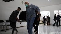 Papa Gabor sebelumnya sempat sakit dan kini kondisi sudah membaik namun harus diterpa cobaan berat usai kehilangan Laura Anna. Pool/Noel/detikFoto