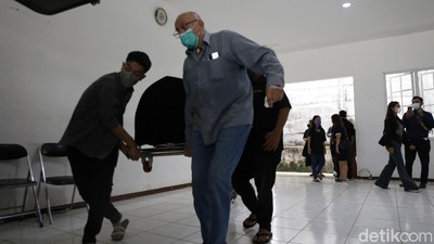 Momen Papa Gabor Angkat Jenazah Laura Anna di Rumah Duka