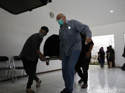Momen Papa Gabor Angkat Jenazah Laura Anna di Rumah Duka