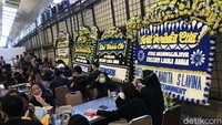 Banyak pula karangan bunga dari rekan-rekan artis yang juga menjadi sahabat dari Laura Anna. Hanif Hawari/detikHOT