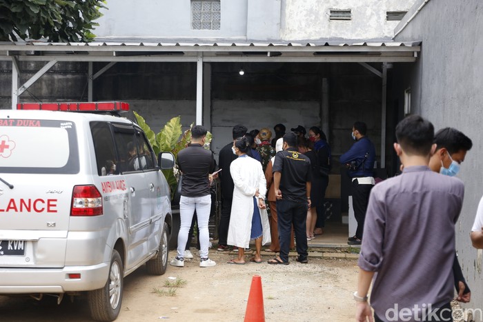Laura Anna Suasana rumah duka Laura Anna di Sopo Gabe.