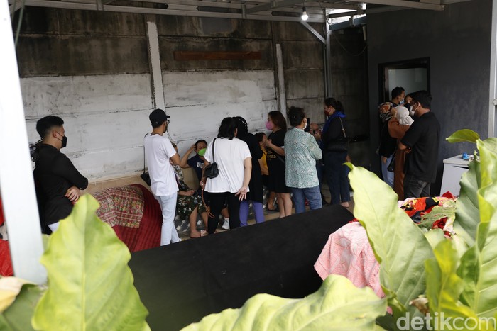 Laura Anna Suasana rumah duka Laura Anna di Sopo Gabe.