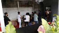 Sanak keluarga dan rekan-rekan almarhumah pun berdatangan ke rumah duka tersebut sejak sore tadi. Pool/Noel/detikFoto