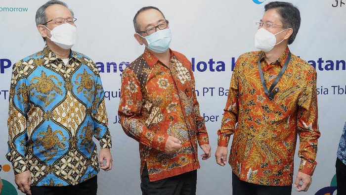Direktur Utama PT Bank JTrust Indonesia Tbk  (J Trust Bank) Ristuo Fukadai (tengah) melakukan Penandatanganan Nota Kesepakatan dengan Presiden Direktur PT Asuransi Jiwa Sequis Financial (Sequis Financial) Edisjah (kanan) didampingi President Director & CEO Sequis Tatang Widjaja (kiri) untuk rencana pemasaran produk asuransi jiwa dan kesehatan di Jakarta, Rabu (15/12/2021). Hingga kuartal ketiga 2021 kedua perusahaan membukukan kinerja terjaga dimana  Rasio Kecukupan Likuiditas JTrust Bank mencapai 142,24%  dan dana simpanan sebesar Rp 14,4 triliun,  sementara Sequis Financial mencatatkan RBC sebesar 495% dengan pendapatan premi bruto mencapai Rp47,04 miliar dan total aset Rp515,26 miliar.