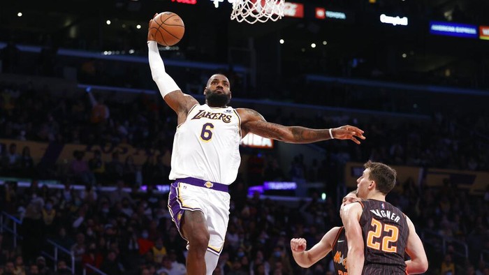 Los Angeles Lakers forward LeBron James (6) goes up for a slam dunk against the Orlando Magic during the second half of an NBA basketball game in Los Angeles, Sunday, Dec. 12, 2021. The Lakers won 106-94. (AP Photo/Ringo H.W. Chiu)