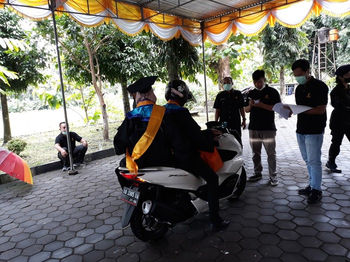 Mahasiswa UMB Yogyakarta mengikuti wisuda drive thru menggunakan motor