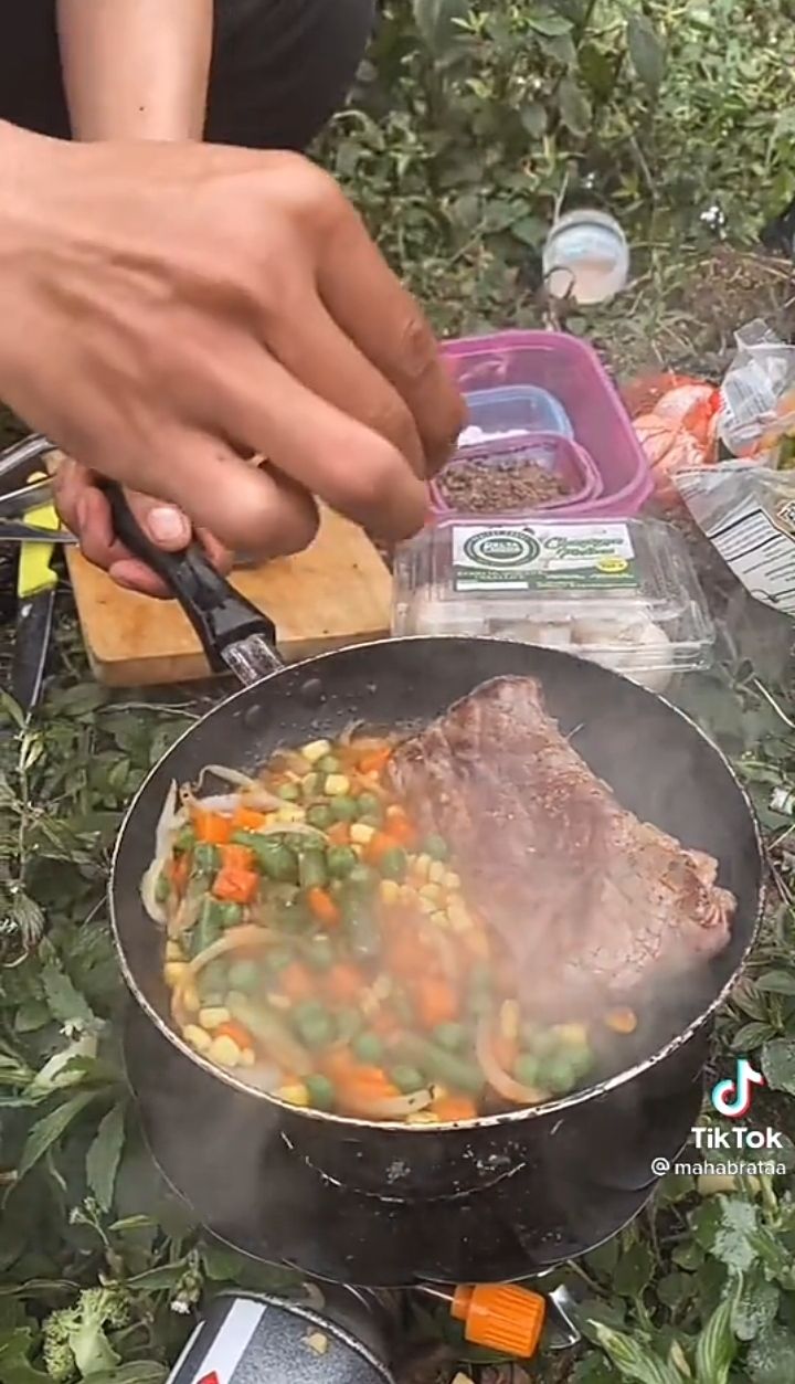 Pendaki Masak Steak di Atas Gunung Kencana