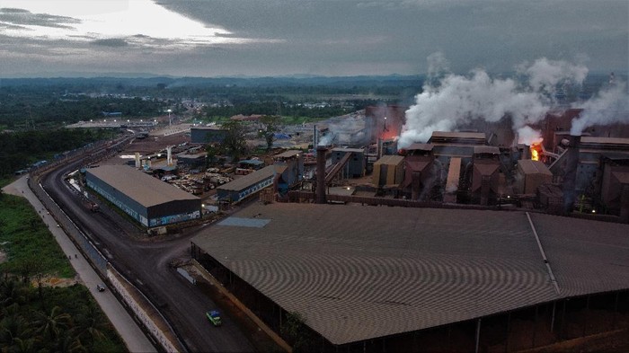 Foto udara aktivitas pengolahan nikel (smelter) yang berada di Kawasan Industri Virtue Dragon Nickel Industrial (VDNI) di Kecamatan Morosi, Konawe, Sulawesi Tenggara, Selasa (14/12/2021). Dua perusahaan smelter yaitu VDNI mencatat hingga bulan September 2021 mencatat ekspor NPI mencapai 618.117 metric ton (MT) atau senilai sekitar Rp17 triliun sedangkan pihak OSS mencatat ekspor NPI dan stainless steel sebesar 880.643 MT atau setara Rp24,5 triliun. ANTARA FOTO/Jojon/foc.