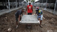 Pemerintah Daerah Istimewa Yogyakarta dan Pemkot Yogyakarta melakukan penataan kawasan Malioboro dengan merelokasi pedagang kaki lima.