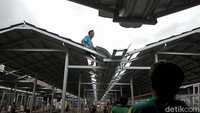 Para pekerja menyelesaikan pembangunan los untuk relokasi pedagang kaki lima Malioboro di area bekas bangunan dinas Pariwisata Yogyakarta, Jalan Malioboro, Yogyakarta, Rabu (15/12/2021).