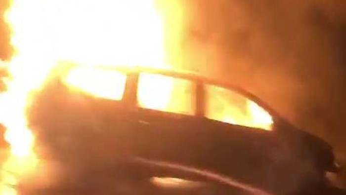 Mobil terbakar di Tol Semarang-Solo KM 477, Boyolali, Rabu (15/12/2021).