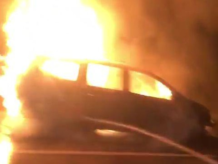 Mobil terbakar di Tol Semarang-Solo KM 477, Boyolali, Rabu (15/12/2021).