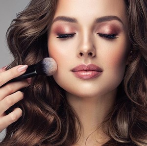 5 Makeup Looks untuk Pesta Natal yang Elegan & Mempesona