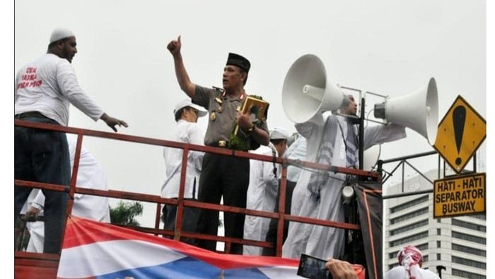 Munarman pajang foto pejabat di eksepsi atau nota keberatannya