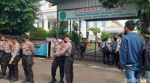 Munarman tiba di PN Jaktim (Zunita Putri/detikcom)