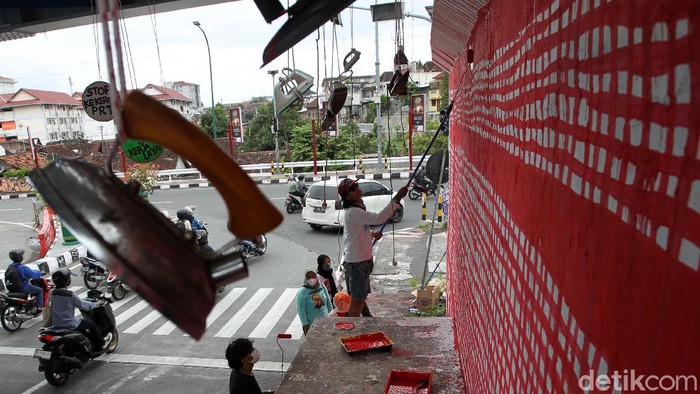 Mural Kain Serbet Sindir RUU Perlindungan Pekerja Rumah Tangga Sejumlah aktivis membuat mural bermotif kain serbet. Aksi itu untuk menuntut kejelasan RUU Perlindungan Pekerja Rumah Tangga yang sudah 17 tahun tidak disahkan.