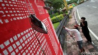 Selain mural motif kain serbet, sejumlah seni intalasi seperti tampah dan setrika terpajang menggantung di Jembatan Kewek.