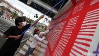 Mural ini menyedot perhatian pengguna jalan.