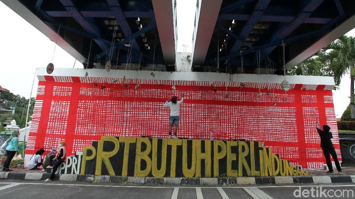 Sejumlah aktivis membuat mural bermotif kain serbet. Aksi itu untuk menuntut kejelasan RUU Perlindungan Pekerja Rumah Tangga yang sudah 17 tahun tidak disahkan.