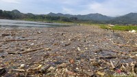 Sampah-sampah tersebut, menurut warga berasal dari aliran sungai Cimanuk yang bermuara ke Waduk Jatigede.