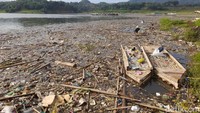 Bagi sebagian warga, keberadaan sampah di Waduk Jatigede menjadi keberkahan tersendiri.