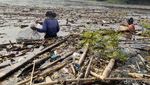 Musim Hujan, Sampah Penuhi Waduk Jatigede, Sumedang