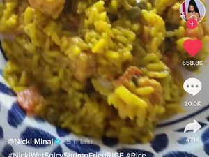 Nicki Minaj Masak Nasi Goreng Udang, Netizen Sebut Mirip Nasi Kuning