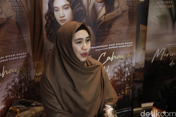 Oki Setiana Dewi di acara Press Confrence Film Merindu Cahaya de Amstel, XXI Pondok Indah Mall Jakarta (14/12).