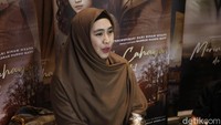 Merindu Cahaya de Amstel yang diperankan Oki Setiana Dewi dirilis tahun 2022. (Foto: Bayu/detikcom)