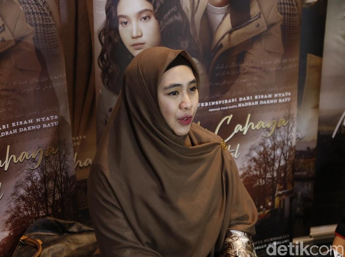 Oki Setiana Dewi di acara Press Confrence Film Merindu Cahaya de Amstel, XXI Pondok Indah Mall Jakarta (14/12).
