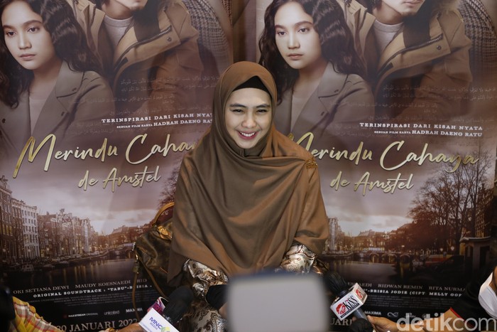 Oki Setiana Dewi di acara Press Confrence Film Merindu Cahaya de Amstel, XXI Pondok Indah Mall Jakarta (14/12).