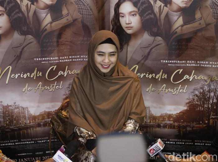 Oki Setiana Dewi di acara Press Confrence Film Merindu Cahaya de Amstel, XXI Pondok Indah Mall Jakarta (14/12).