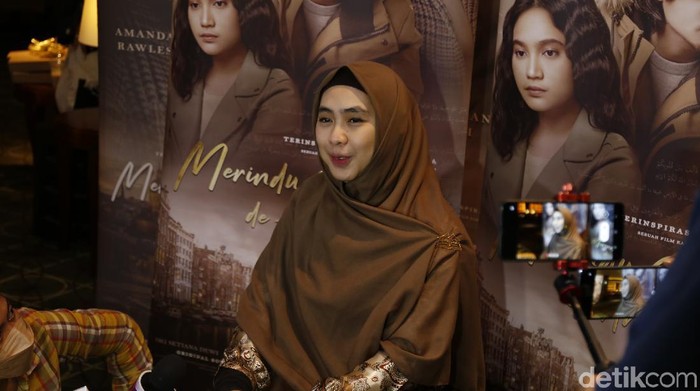 Oki Setiana Dewi di acara Press Confrence Film Merindu Cahaya de Amstel, XXI Pondok Indah Mall Jakarta (14/12).