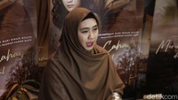 Tak hanya sebagai aktris dan pendakwah, Oki Setiana Dewi juga pernah menjabat sebagai produser eksekutif beberapa film. (Foto: Bayu/detikcom) 