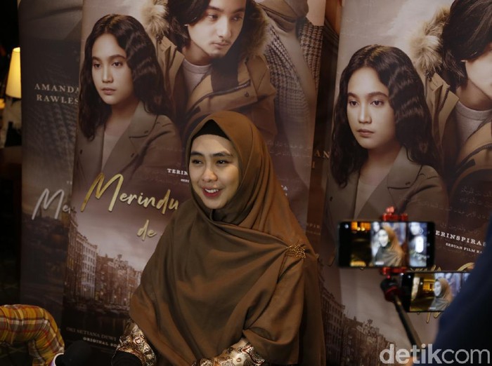Oki Setiana Dewi di acara Press Confrence Film Merindu Cahaya de Amstel, XXI Pondok Indah Mall Jakarta (14/12).