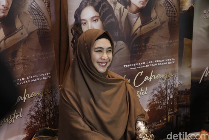 Oki Setiana Dewi Oki Setiana Dewi di acara Press Confrence Film Merindu Cahaya de Amstel, XXI Pondok Indah Mall Jakarta (14/12).