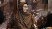 Merindu Cahaya de Amstel merupakan film drama relijius lain yang diperankan Oki Setiana Dewi. (Foto: Bayu/detikcom) 