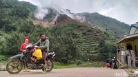 Selian itu, pemukiman setempat juga persis berada di bawah titik-titik kawah besar lainnya.