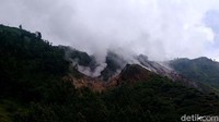 Selain mengancam longsor, akibat intensitas hujan yang tinggi ini, menurut Ella, kerap terjadi suara-suara yang keluar dari kawah. Suara itu disebabkan mulut kawah tertutup matrial longsor, akibat hujan besar dari dinding kawah.