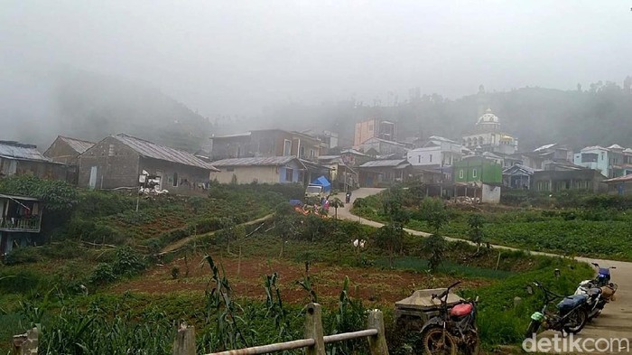 Warga Dusun Rejosari, Desa Prenten, Kecamatan Bawang, Kabupaten Batang, hidup berdampingan dengan belasan titik kawah aktif di Gunung Sipandu. Begini potretnya.