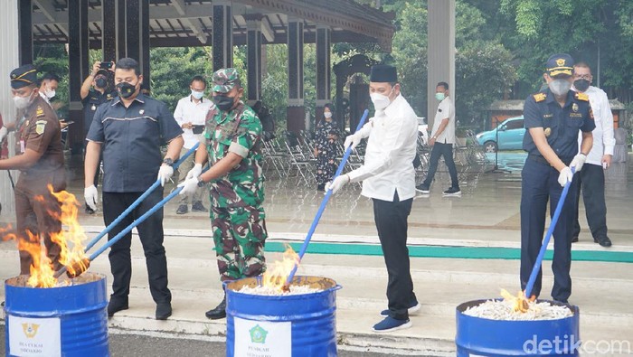 pemusnahan barang bukti di sidoarjo