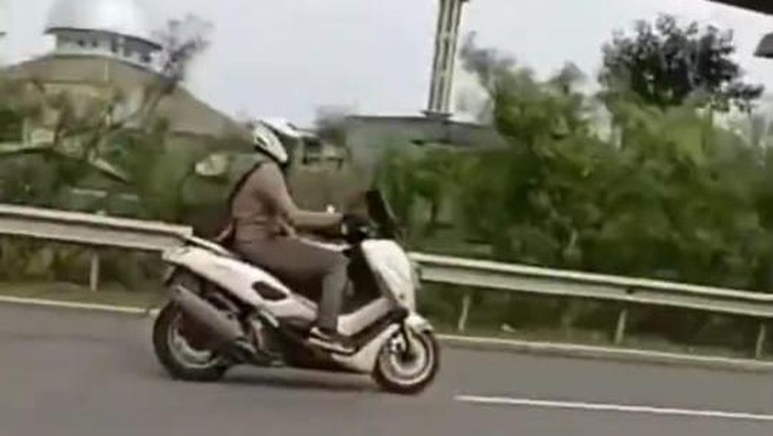 Pengendara motor melitas di Tol Cawang