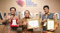 Direktur Compliance and Legal Bank BTN Eko Waluyo berfoto bersama usai menerima penghargaan dari Wakil Ketua Komisi Pemberantasan Korupsi (KPK) Nurul Gufron dalam acara Hari Anti Korupsi Se-Dunia (HAKORDIA) 2021 di Gedung Pendidikan Anti Korupsi KPK Jakarta.