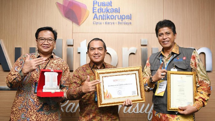 Penghargaan untuk Perbankan BUMN di Harkodia 2021 Direktur Compliance and Legal Bank BTN Eko Waluyo menerima penghargaan dari Wakil Ketua Komisi Pemberantasan Korupsi (KPK) Nurul Gufron dalam acara Hari Anti Korupsi Se-Dunia (HAKORDIA) 2021 di Gedung Pendidikan Anti Korupsi KPK Jakarta, Selasa (14/12/2021). Bank BTN mendapatkan penghargaan dari Lembaga Sertifikasi Profesi (LSP) KPK karena peran aktif perseroan dalam melakukan pencegahan korupsi di lingkungan perusahaan. Penghargaan ini akan menambah semangat Bank BTN dalam menjunjung tinggi sekaligus menjalankan prinsip good corporate governance (GCG) dalam proses bisnis bisnisnya.
