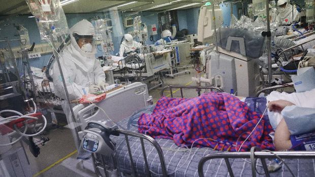 A medical worker checks a coronavirus disease (COVID-19) patient at the intensive care unit (ICU) of Bagae Hospital in Pyeongtaek, South Korea, November 29, 2021.  REUTERS/Kim Hong-Ji