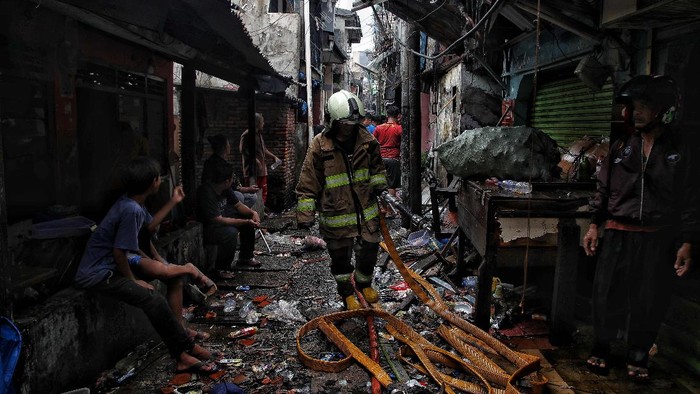 Permukiman Padat di Kramat Pulo Gundul Porak Poranda Usai Dilalap Api Petugas melakukan proses pendinginan di kawasan permukiman yang kebakaran, Kramat Pulo Gundul, Senen, Jakarta Pusat, Rabu (15/12/2021).